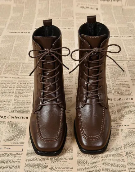 Botas de Cano Médio Amarradas